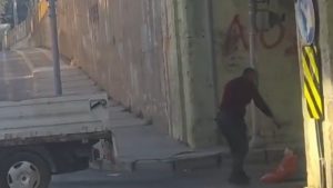 İzmir’de bozuk yolları onarmak vatandaşa kaldı