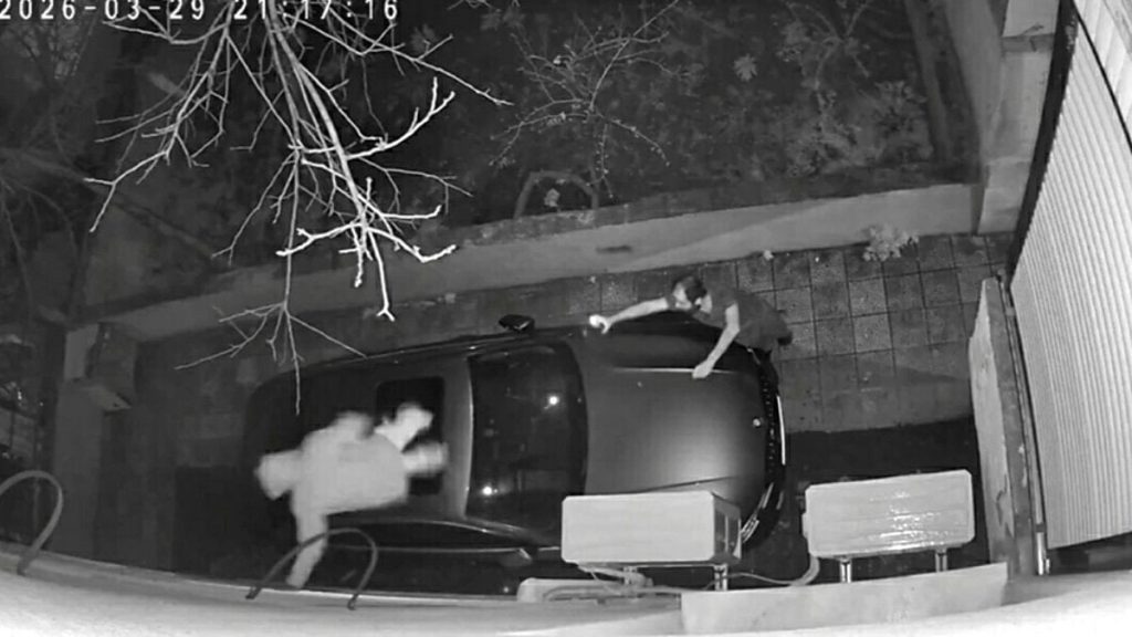 İzmir’de hırsızlık için binaya tırmanırken fark edildi: Otomobilin üzerine atlayarak kaçtı