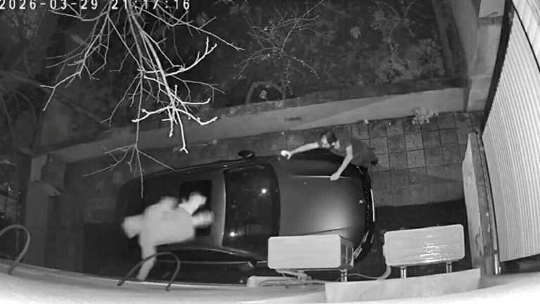 İzmir’de hırsızlık için binaya tırmanırken fark edildi: Otomobilin üzerine atlayarak kaçtı