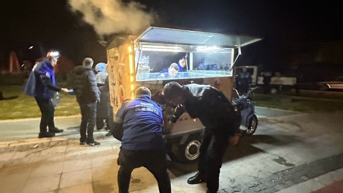 İzmir’de iki bardak çayı 300 TL’ye satan seyyar satıcılara müdahale