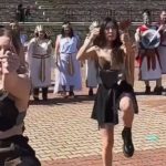 İzmir’de kadın derneklerinin “Kadınlar Günü” kıyafetleri dikkat çekti