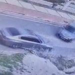 İzmir’de kaza yapan sürücüye yumruklu saldırı kameraya yansıdı