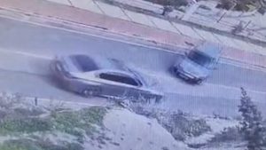 İzmir’de kaza yapan sürücüye yumruklu saldırı kameraya yansıdı