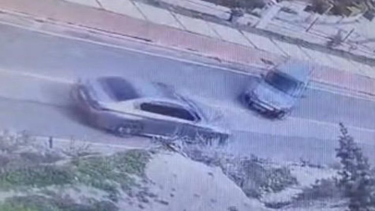 İzmir’de kaza yapan sürücüye yumruklu saldırı kameraya yansıdı