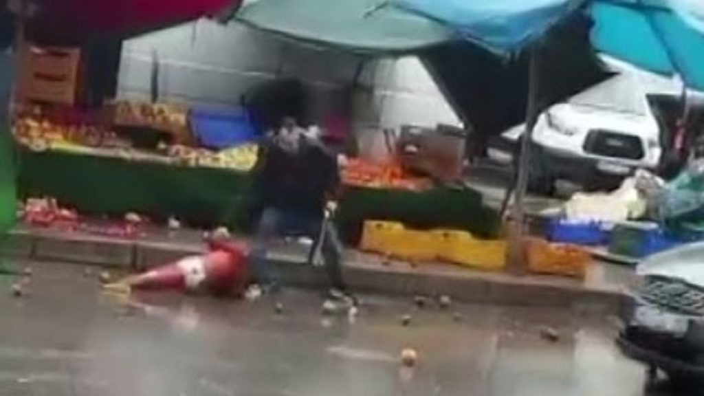 İzmir’de manav sinir krizine girdi: Satır ve kasalarla sokağı savaş alanına çevirdi