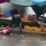 İzmir’de manav sinir krizine girdi: Satır ve kasalarla sokağı savaş alanına çevirdi