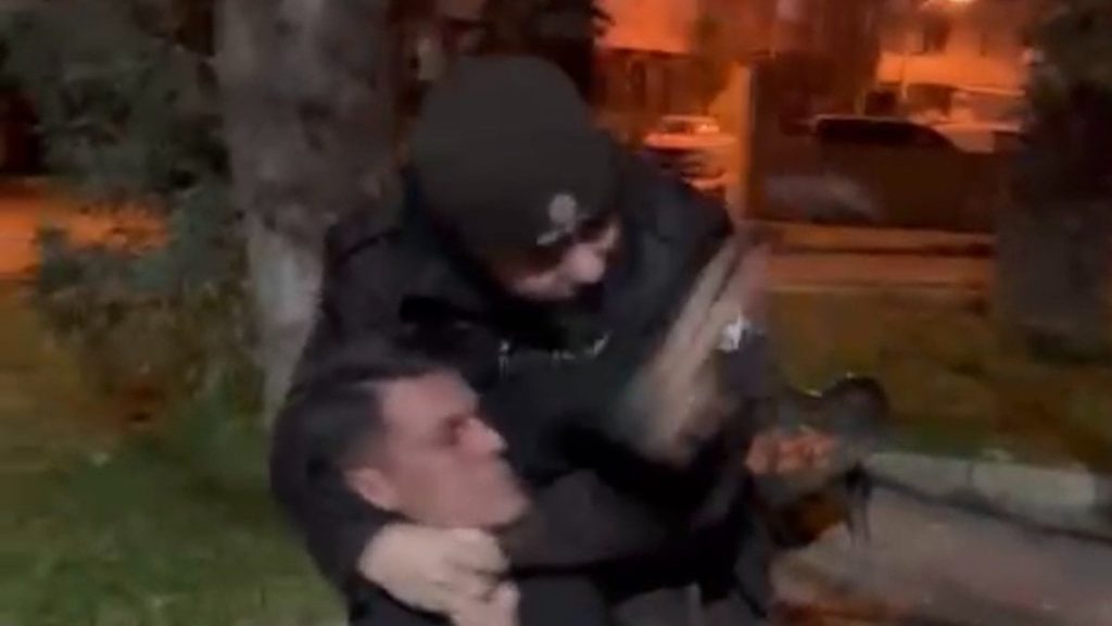 İzmir’de parkta taşkınlık çıkardı