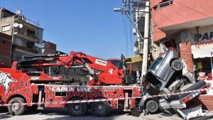 İzmir’de rampada kayan vinç, iki otomobili ezdi