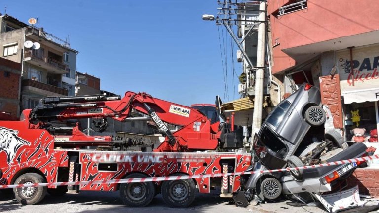 İzmir’de rampada kayan vinç, iki otomobili ezdi