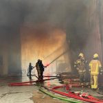 İzmir’de sanayi bölgesinde yangın: Atölye ve depolar alevlere teslim oldu