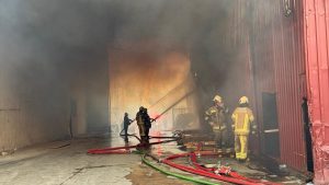 İzmir’de sanayi bölgesinde yangın: Atölye ve depolar alevlere teslim oldu