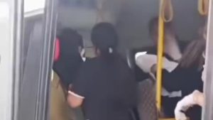 İzmir’de yolculuk sırasında sancılanan kadın dolmuşta doğum yaptı