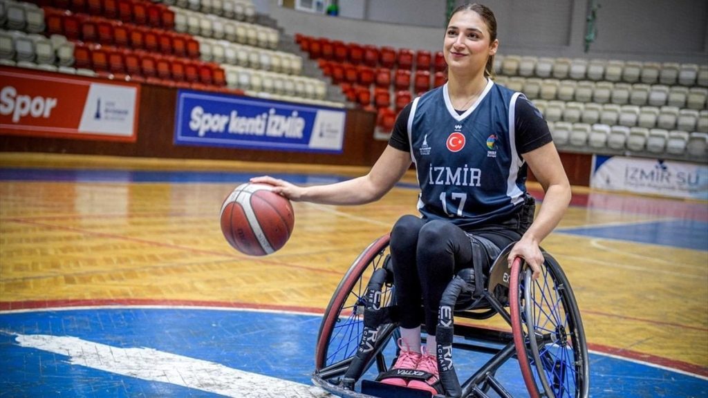 İzmirli sporcu tekerlekli sandalyeyle parkelere döndü