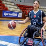 İzmirli sporcu tekerlekli sandalyeyle parkelere döndü