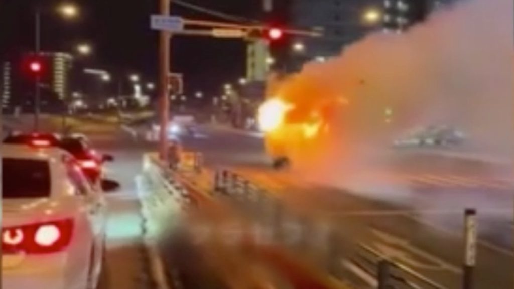 Japonya’da alev alan kamyoneti itfaiye istasyonuna kadar sürdü