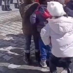 ‘Kabe’de Hacılar’ ilahisi ile dans eden miniğin o anları gülümsetti