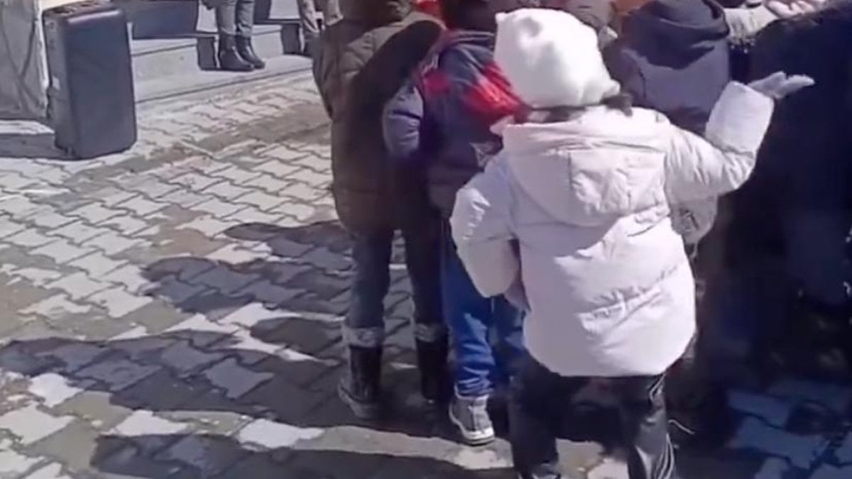 ‘Kabe’de Hacılar’ ilahisi ile dans eden miniğin o anları gülümsetti