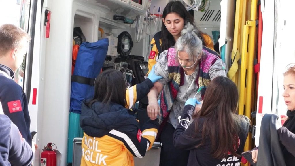 Kadıköy’de daire yangını: Yaşlı kadın dumandan etkilendi
