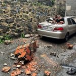 Kağıthane’de yıkılan bahçe duvarı, aracın üzerine devrildi