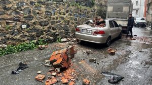 Kağıthane’de yıkılan bahçe duvarı, aracın üzerine devrildi