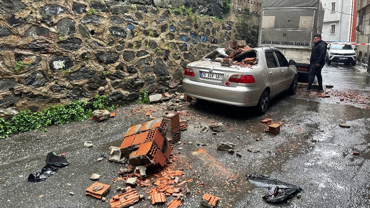 Kağıthane’de yıkılan bahçe duvarı, aracın üzerine devrildi