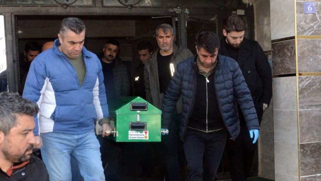 Kahramanmaraş’ta babasının boğazını kesti