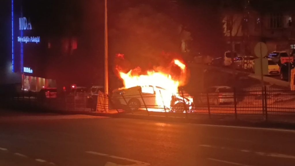 Kahramanmaraş’ta ‘dur’ ihtarına uymadı, yanan araçla kaçtı
