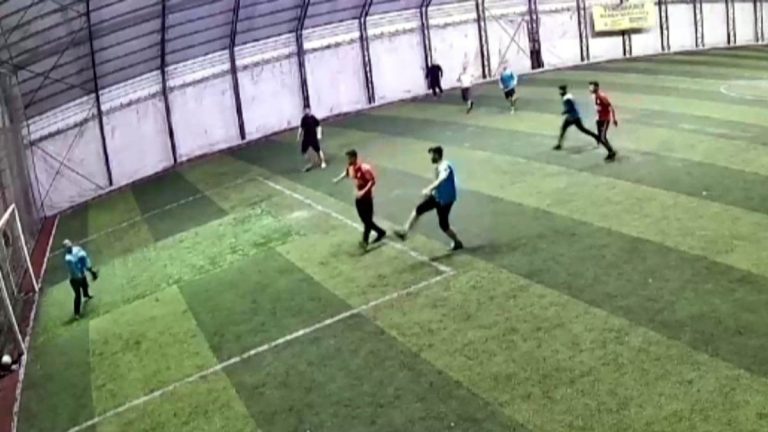 Kahramanmaraş’ta halı sahada göğsüne top isabet etti, kalbi durdu