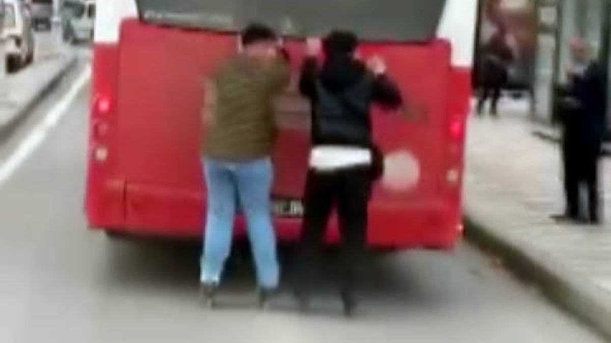 Kahramanmaraş’ta otobüsün arkasında tehlikeli yolculuk