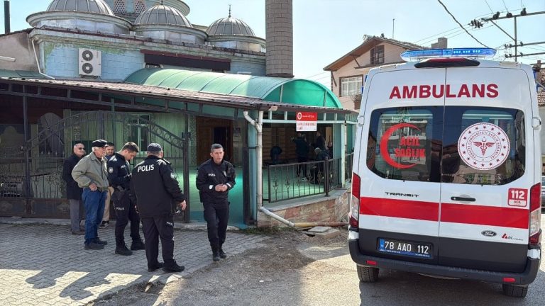 Karabük’te 57 yaşındaki adam Cuma namazı sırasında rahatsızlanıp hayatını kaybetti