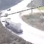 Karşı şeride geçen tanker, 2 otomobille çarpıştı; 3 yaralı