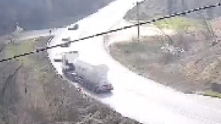 Karşı şeride geçen tanker, 2 otomobille çarpıştı; 3 yaralı