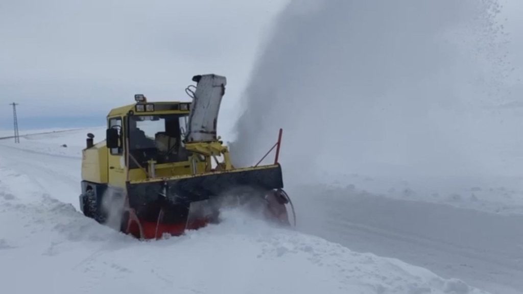 Kars’ta kapanan yollar için çalışmalar sürüyor