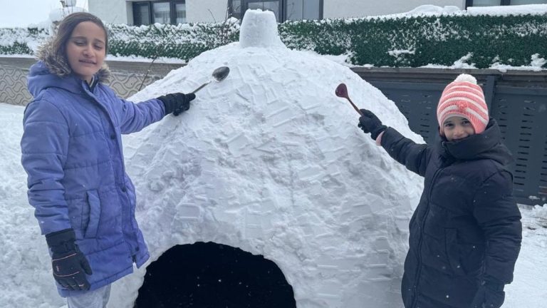 Kars’ta kar yağışının tadını yine çocuklar çıkardı