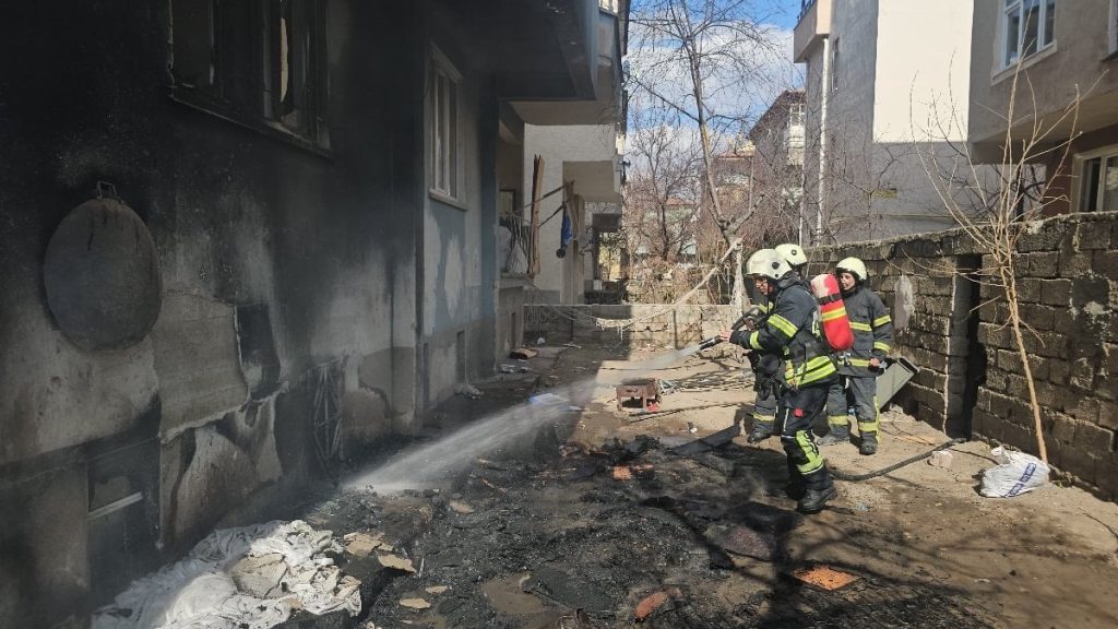Kayseri’de kendini alevlerin içine atan polis, yangının büyümesini önledi
