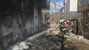 Kayseri’de kendini alevlerin içine atan polis, yangının büyümesini önledi