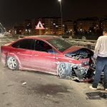 Kayseri’de kontrolden çıkan otomobil bariyerlere çarptı