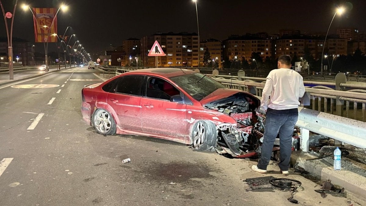 Kayseri’de kontrolden çıkan otomobil bariyerlere çarptı