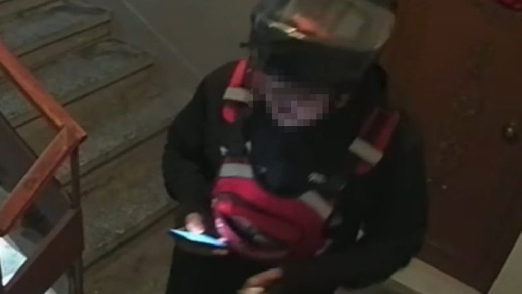 Kayseri’de sipariş getirdiği apartmana tuvaletini yaptı: O anlar güvenlik kamerasında