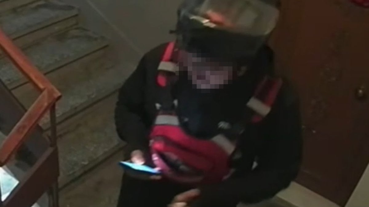 Kayseri’de sipariş getirdiği apartmana tuvaletini yaptı: O anlar güvenlik kamerasında