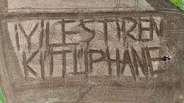 Kırklarelili çiftçi, tarlasını mesaj panosuna çevirdi