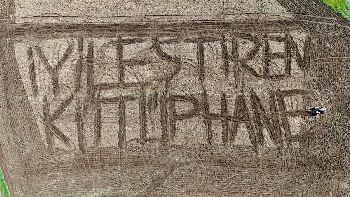 Kırklarelili çiftçi, tarlasını mesaj panosuna çevirdi