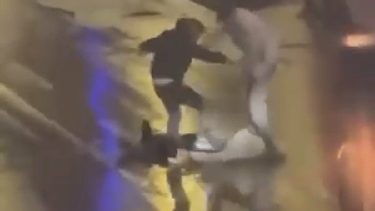 Kocaeli’de cadde ortasında tekme ve yumruklarla darbedildi