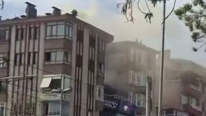 Kocaeli’de çatı yangını paniğe neden oldu