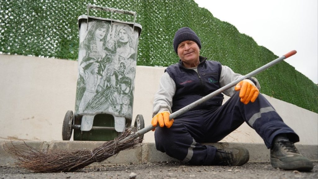 Kocaeli’de hem temizlik yapıyor hem sanat