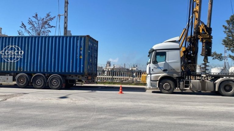 Kocaeli’de iki tır arasında kalan sürücü hayatını kaybetti