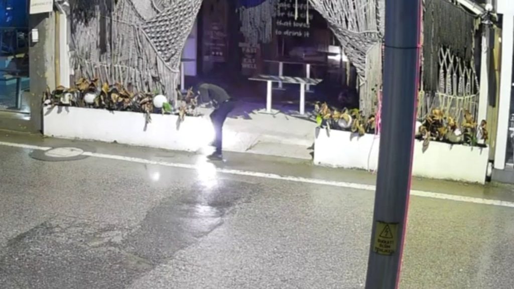 Kocaeli’de kafeyi kundaklayan şahıs güvenlik kamerasına yakalandı