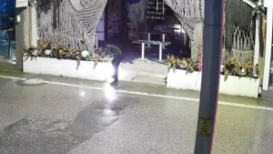 Kocaeli’de kafeyi kundaklayan şahıs güvenlik kamerasına yakalandı