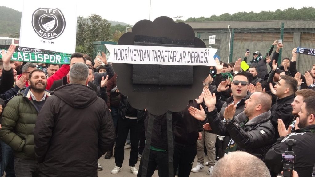 Kocaelispor taraftarları, TFF’nin önüne siyah çelenk bıraktı