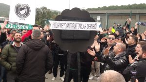 Kocaelispor taraftarları, TFF’nin önüne siyah çelenk bıraktı